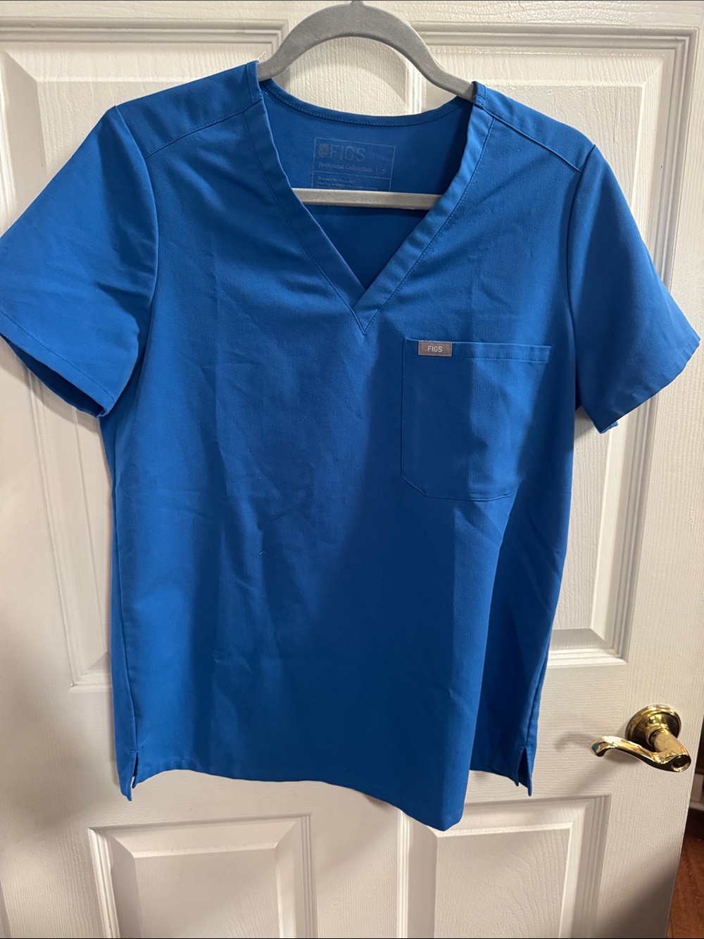 Figs women’s V-Neck Scrub Top in Royal Blue